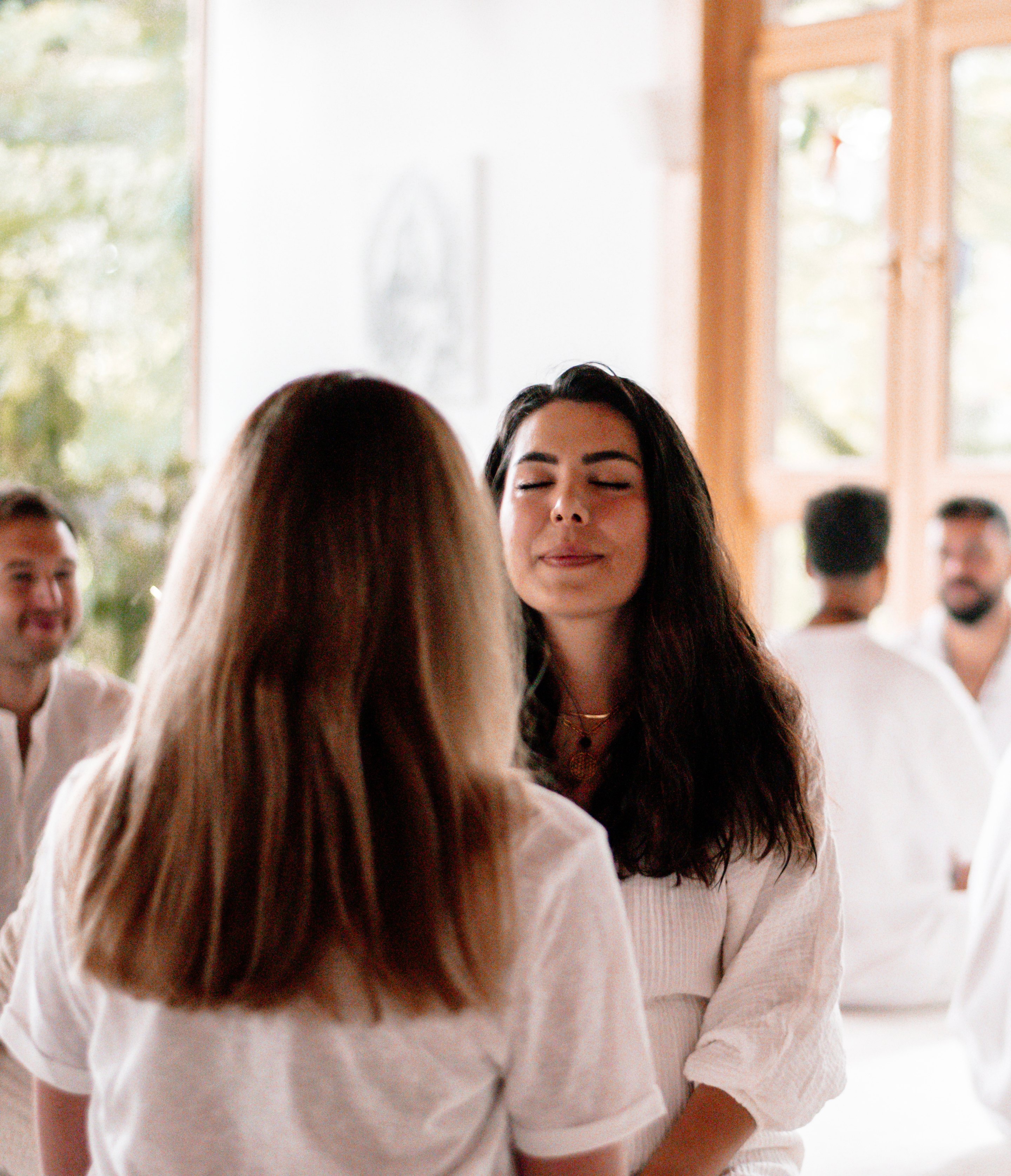 Ekin Sahin begleitet eine Breathwork-Übung
