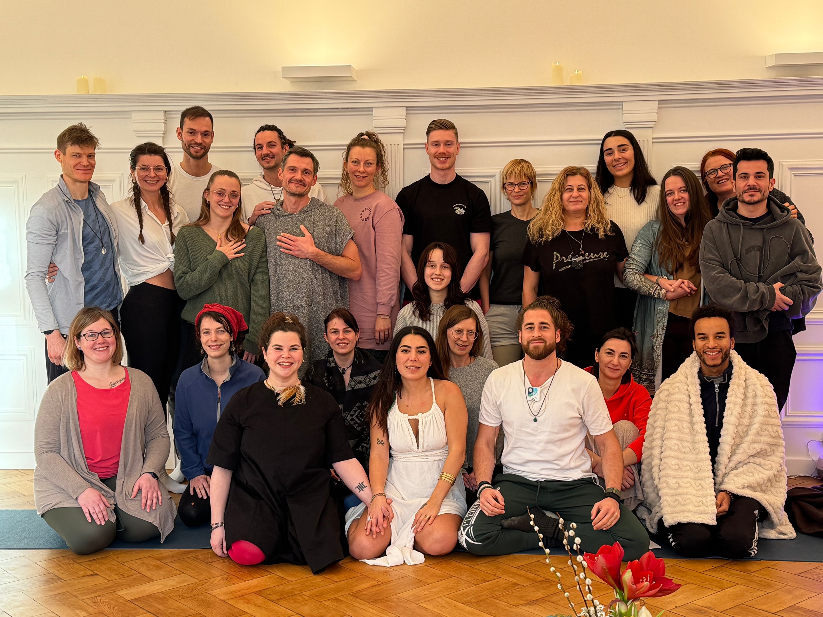 Teilnehmende eines Retreats mit Ekin Sahin